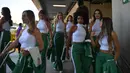 Gadis Grid atau Grid Girls berjalan jelang Grand Prix Formula 1 Brasil di Sirkuit Interlagos, Sao Paulo, Brasil, (12/11/2017). Penghapusan Grid Girl merupakan bagian dari rencana pembaruan Liberty Media. (AFP PHOTO / Carl De Souza)