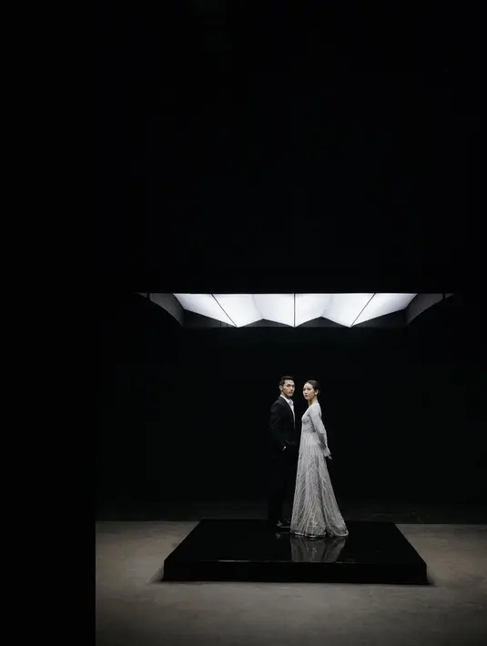 Jonatan Christie sendiri tampil gentleman dengan setelan jas dan celana panjang hitam, serta kemeja putih. [Foto: Instagram/thebridestory]