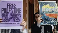Para mahasiswa mengambil bagian dalam aksi unjuk rasa pro-Palestina di American University of Beirut (AUB) pada 30 Mei 2024. (ANWAR AMRO/AFP)