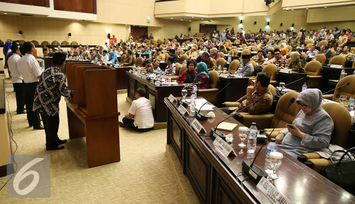 Suasana pemilihan suara Ketua DPD RI saat rapat Paripurna DPD luar biasa di Nusantara V Gedung Parlemen, Senayan, Jakarta, Selasa (11/10). Mohammad Saleh terpilih dengan suara terbanyak 61 suara.(Liputan6.com/Johan Tallo)