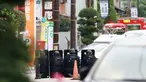Petugas polisi menjaga area di sekitar kantor pos di mana seorang pria bersenjata menyandera sejumlah orang di kota Warabi, prefektur Saitama pada tanggal 31 Oktober 2023. (Foto oleh JIJI Press/AFP/Japan OUT)