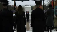 Presiden AS Donald Trump (tengah) menghadiri upacara peletakan karangan bunga untuk memperingati Hari Veteran pada 11 November 2020 di Pemakaman Nasional Arlington di Arlington, Virginia. (Foto: AFP / Brendan Smialowski)