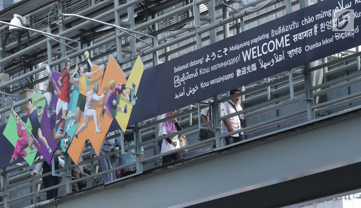 Ucapan selamat datang dengan berbagai bahasa di Asia terpampang menyambut calon penonton seremoni pembukaan Asian Games 2018 jelang masuk kawasan GBK, Jakarta, Sabtu (18/8). (Liputan6.com/Helmi Fithriansyah)