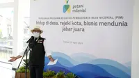Gubernur Jawa Barat Ridwan Kamil menebar benih ikan di 60 kolam bioflok peserta Petani Milenial di Pengawasan Sumber Daya Kelautan dan Perikanan Wilayah Selatan Ciherang, Kabupaten Cianjur, Selasa (27/4/2021). (Foto: Biro Adpim Jabar)