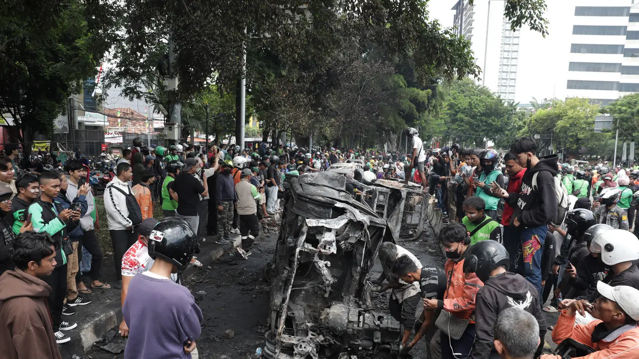 Warga Kerumuni Sisa Mobil yang Dibakar Massa di Depan Mako Brimob di Kwitang Pasar Senen