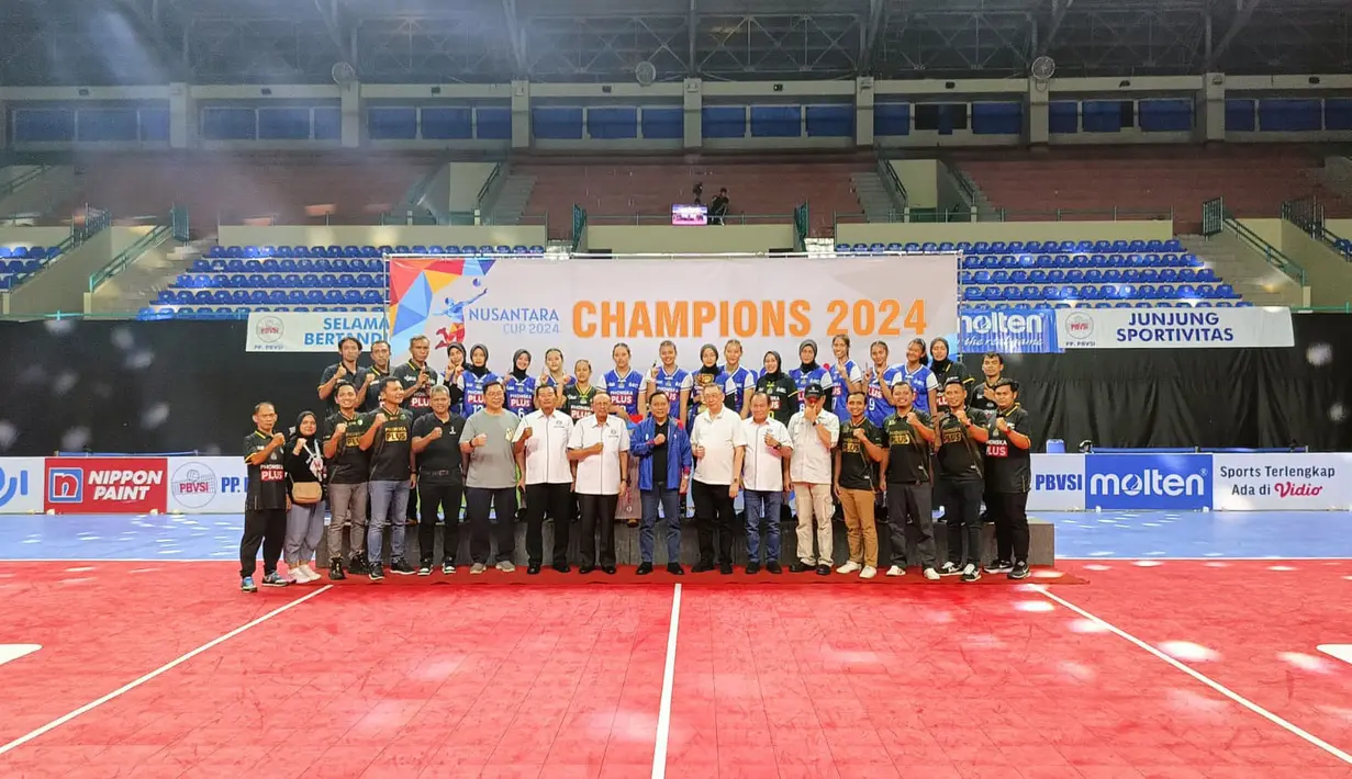 Skuad Petrokimia Gresik berfoto bersama Ketua Umum PP PBVSI, Imam Sudjarwo setelah menjuarai kategori putri Kejuaraan Bolavoli Nusantara Cup 2024 di GOR UNY Yogyakarta, Sabtu (23/3/2024) usai mengalahkan Kharisma Premium Bandung di partai final dengan skor 3-1 (17-25, 25-18, 25-15 dan 26-24). (Dok. PBVSI)