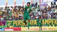 Pemain muda Persebaya, Mochammad Supriadi. (Bola.com/Aditya Wany)