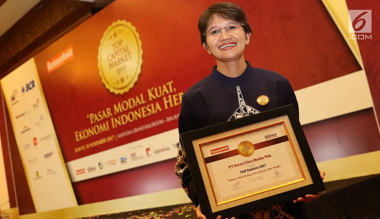 Head of Corporate Communication SCMA, Irnawati W Kahardja berfoto dengan menunjukkan piagam penghargaan dalam acara Top Capital Market 2017 di Jakarta, Jumat (10/11). (Liputan6.com/Immanuel Antonius)