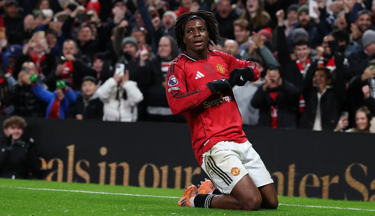 Pemain Manchester United, Patrick Dorgu melakukan selebrasi setelah mencetak gol ke gawang Newcastle dalam laga bertajuk Boxing Day Liga Inggris 2025/2026 di Old Trafford, Manchester, Inggris, Jumat (26/12/2025) waktu setempat. (AFP/Darren Staples)