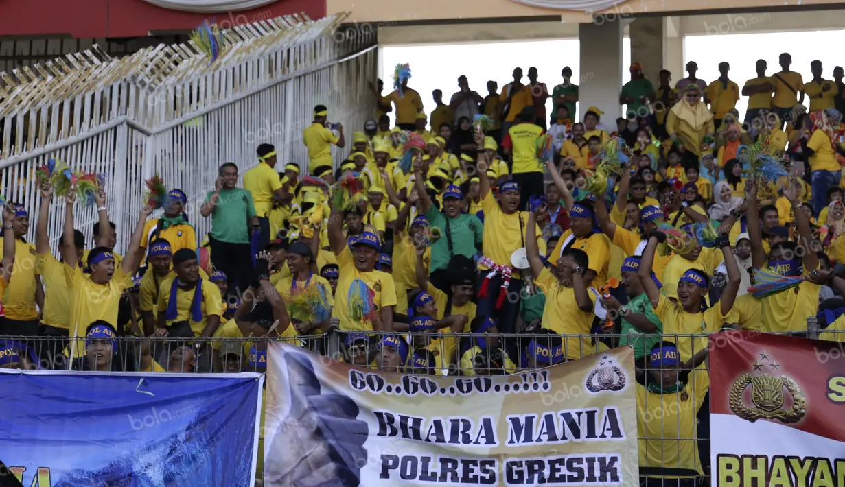 Aksi Bhara Mania, suporter Bhayangkara Surabaya United saat acara launching tim di Stadion Gelora Deltras, Sidoarjo, Minggu (24/4/2015). (Bola.com/Zulfirdaus Harahap)