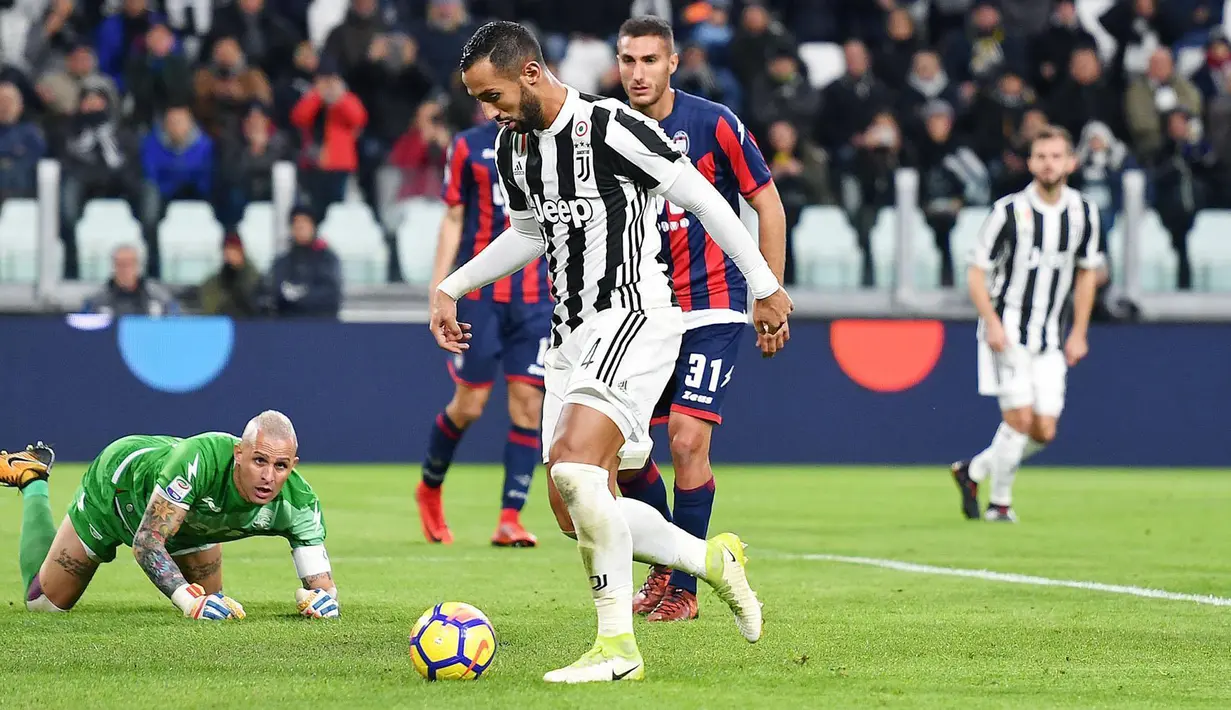 Pemain Juventus, Medhi Benatia saat mencetak gol ke gawang Crotone pada lanjutan Premier League di Allianz Stadium, Turin, Italy, (26/11/2017). Juventus menang 3-1. (Alessandro Di Marco/ANSA via AP)