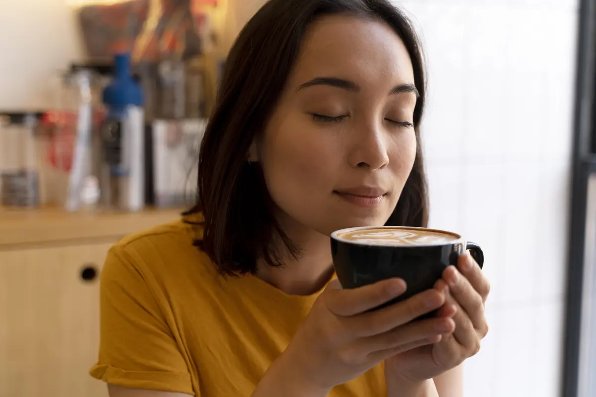 Ilustrasi Wanita Minum Kopi