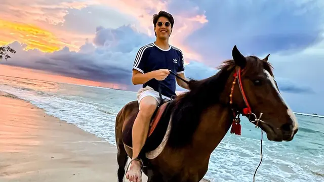 Momen El Rumi Liburan di Gili Trawangan, Jajal Berkuda di Pantai