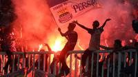Bobotoh menyalakan flare usai laga PS TNI vs Persib Bandung di Stadion Pakansari, Bogor, Minggu (21/8/2016). (Bola.com/Nicklas Hanoatubun)