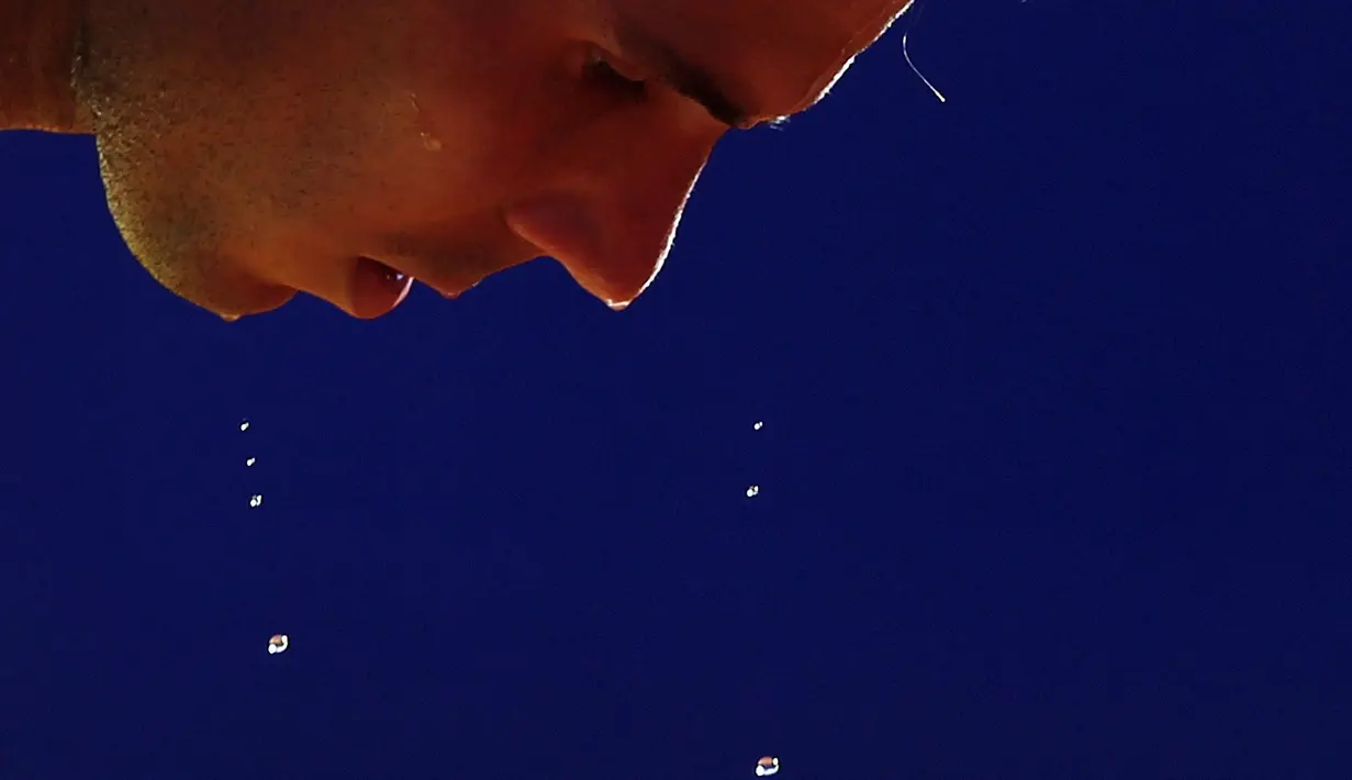 Ekspresi petenis Spanyol, Rafael Nadal, saat akan melakukan servis ke arah petenis Italia, Paolo Lorenzi, dalam turnamen tenis Argentina Terbuka di Buenos Aires, Argentina, 12/2/2016). (Reuters/Marcos Brindicci)