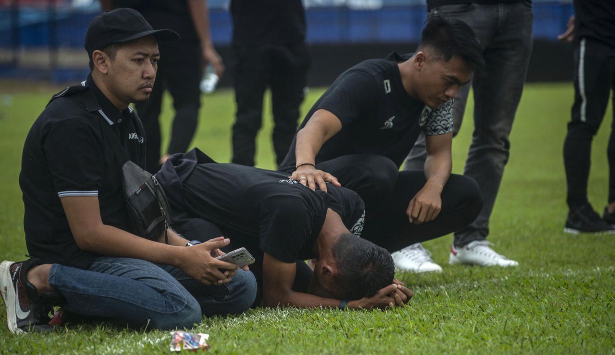 Suasana mengharukan menyelimuti saat mereka berada ditengah lapangan. Mereka tidak dapat menyembunyikan rasa sedih hingga tangisan kembali pecah. (AFP/Juni Kriswanto)