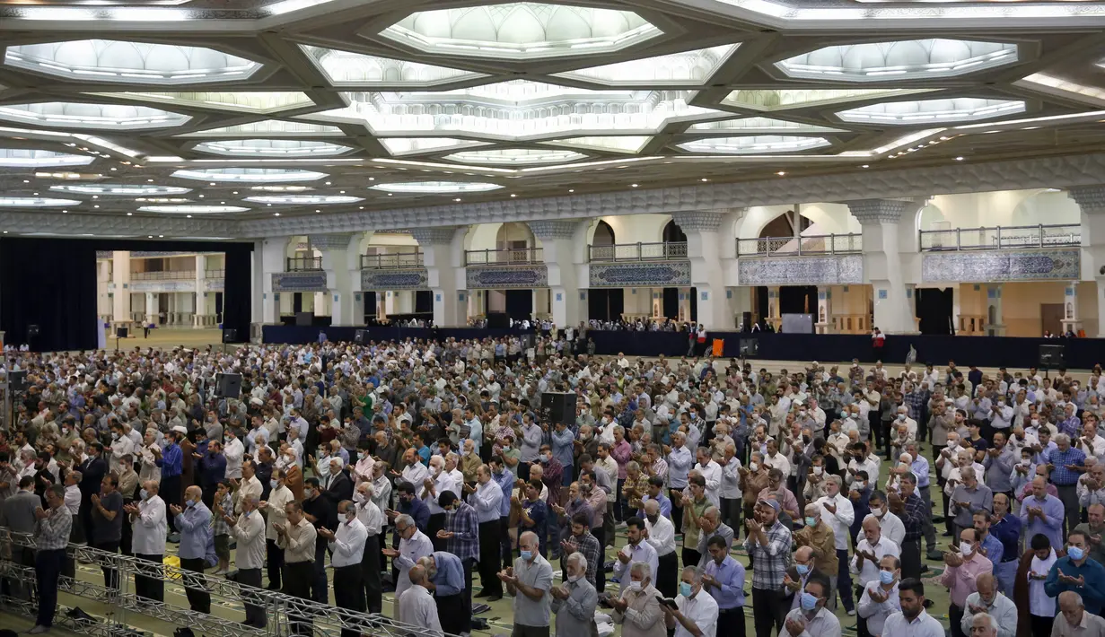 Umat muslim melaksanakan salat Idul Adha di Masjid Imam Khomeini Mosalla Teheran, Iran, 10 Juli 2022. Umat muslim seluruh dunia merayakan Idul Adha atau Hari Raya Kurban untuk memperingati kesediaan Nabi Ibrahim mengorbankan putranya. (AFP)