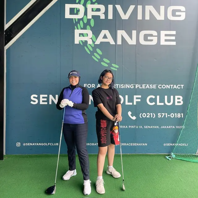 7 Gaya Penampilan Astrid Kuya saat Main Golf, Curi Perhatian