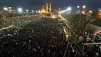 Ribuan jamaah Syiah berkumpul dekat tempat suci Imam Abbas dan Imam Hussein dalam memperingati hari Asyura di Baghdad, Irak, (10/10). Mereka memperingati kematian Imam Hussein, cucu Nabi Muhammad yang terbunuh di Karbala. (AP Photo/Hadi Mizban)