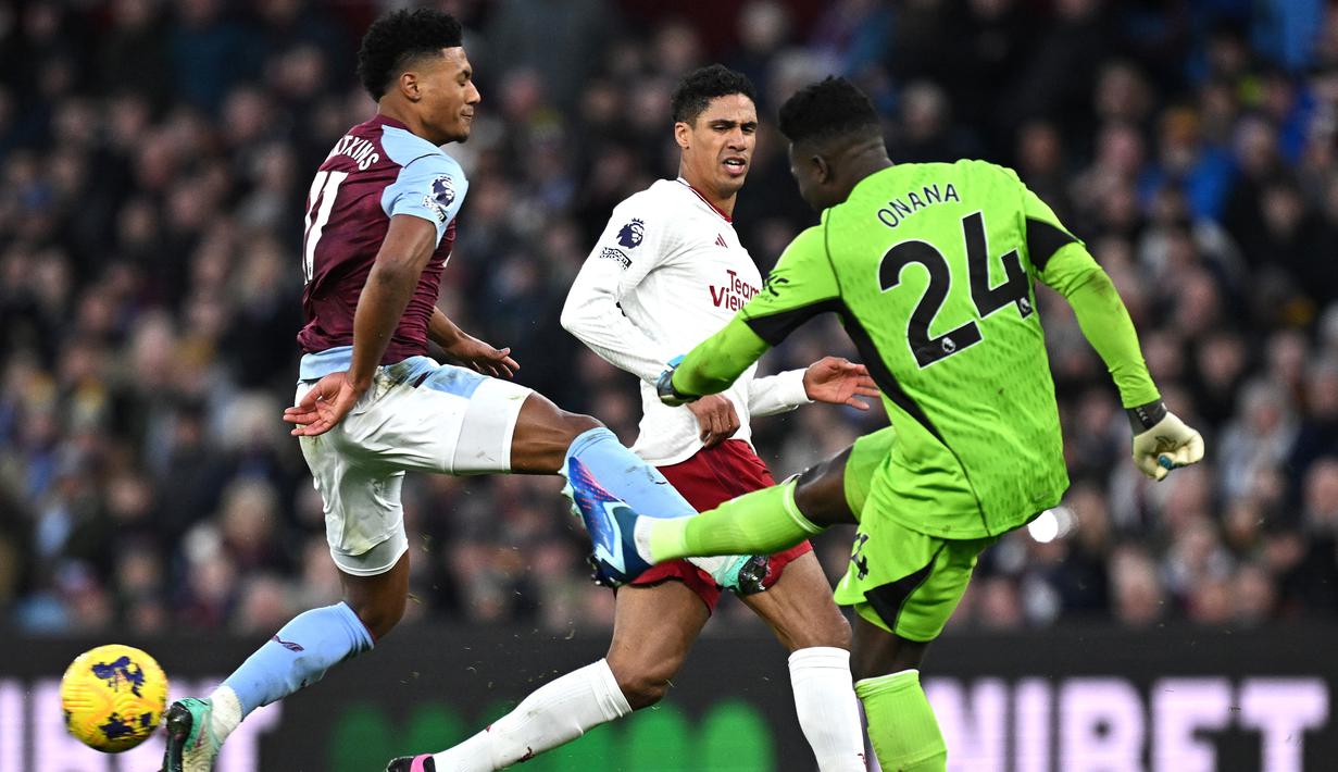 Kiper Manchester United, Andre Onana, menghalau bola saat melawan Aston Villa pada laga pekan ke-24 Premier League 2023/2024 di Villa Park, Minggu (11/02/2024). (AFP/Paul Ellis)
