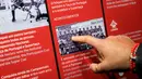 Pemain kelahiran Mozambik itu juga sempat menunjukkan foto ketika dirinya muda. Di sana juga terlihat sang legenda Benfica, Rui Costa. (Bola.com/Bagaskara Lazuardi)