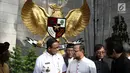 Gubernur DKI Jakarta Anies Baswedan berbincang dengan Uskup Agung Jakarta Ignatius Suharyo usai meninjau persiapan dan kelancaran misa malam Natal di Gereja Katedral, Jakarta, Senin (24/12). (Liputan6.com/Herman Zakharia)
