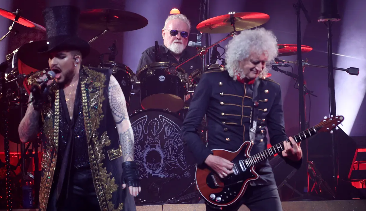 Drummer band rock Queen Roger Taylor (tengah), gitaris Brian May, dan vokalis Adam Lambert (kiri) tampil di atas panggung saat konser tur Eropa Queen dan Adam Lambert di Bologna, Italia, 11 Juli 2022. Queen dan Adam Lambert saat ini sedang dalam tur Eropa. (Michele Nucci/LaPresse via AP)