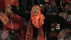 Suporter wanita tim Macan Kemayoran berteriak saat menyaksikan laga Persija melawan Semen Padang di Torabika Soccer Championship presented by IM3 Ooredoo di Stadion GBK, Jakarta, Minggu (8/5/2016). Persija unggul 1-0. (Liputan6.com/Helmi Fithriansyah)