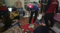 Tiga emak-emak di Kabupaten Wajo, Sulsel tertangkap sedang berjudi domino (Liputan6.com/ Eka Hakim)