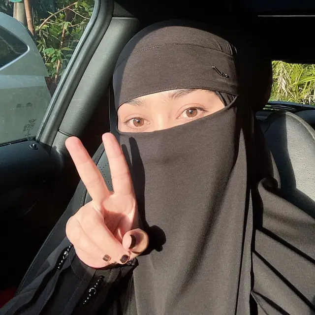 6 Potret Wardah Maulina, Selebgram yang Izinkan Suaminya Poligami