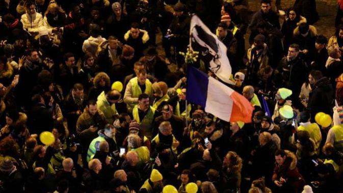 Demonstran rompi kuning berujuk rasa di malam tahun baru 2019 di Paris, Prancis (AFP PHOTO)