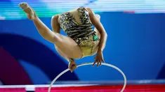 Atlet Rusia, Margarita Mamun, beraksi di nomor Senior individual all Around Final Kejuaraan Senam Ritmik Eropa 2016 di Holon Toto Hall, Israel, (18/6/2016). (AFP/Thomas Coex)