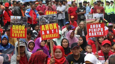 Massa dari Front Wong Cilik Bicara menggelar unjuk rasa di depan kantor DPP PDIP, Jakarta, Rabu (7/9). Mereka meminta PDIP tidak mengusung Ahok pada Pilgub DKI, namun mengajukan Wali Kota Surabaya Tri Rismaharini. (Liputan6.com/Immanuel Antonius)