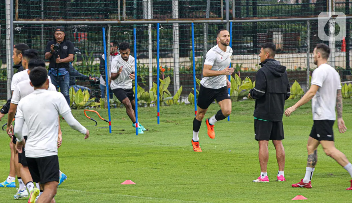 Pesepak bola Timnas Indonesia berlatih menjelang laga leg pertama kontra Vietnam pada semifinal Piala AFF 2022, di Lapangan A Kompleks Gelora Bung Karno, Jakarta, Rabu (4/1/2023). Skuad Garuda – julukan Timnas Indonesia –akan menjamu Vietnam pada semifinal Leg 1 Piala AFF 2022, Jumat 6 Januari 2023 mendatang. (Liputan6.com/Faizal Fanani)