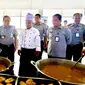 WBP Kemenkumham Babel dilatih masak Lempah Kuning. (Foto: Liputan6.com/Kemenkumham Babel)