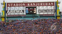 Arema Cronus menghajar Mitra Kukar 5-2 pada laga perdana SCM Cup di Stadion Kanjuruhan, Malang, Minggu (18/1/2015). (Liputan6.com/Faizal Fanani)