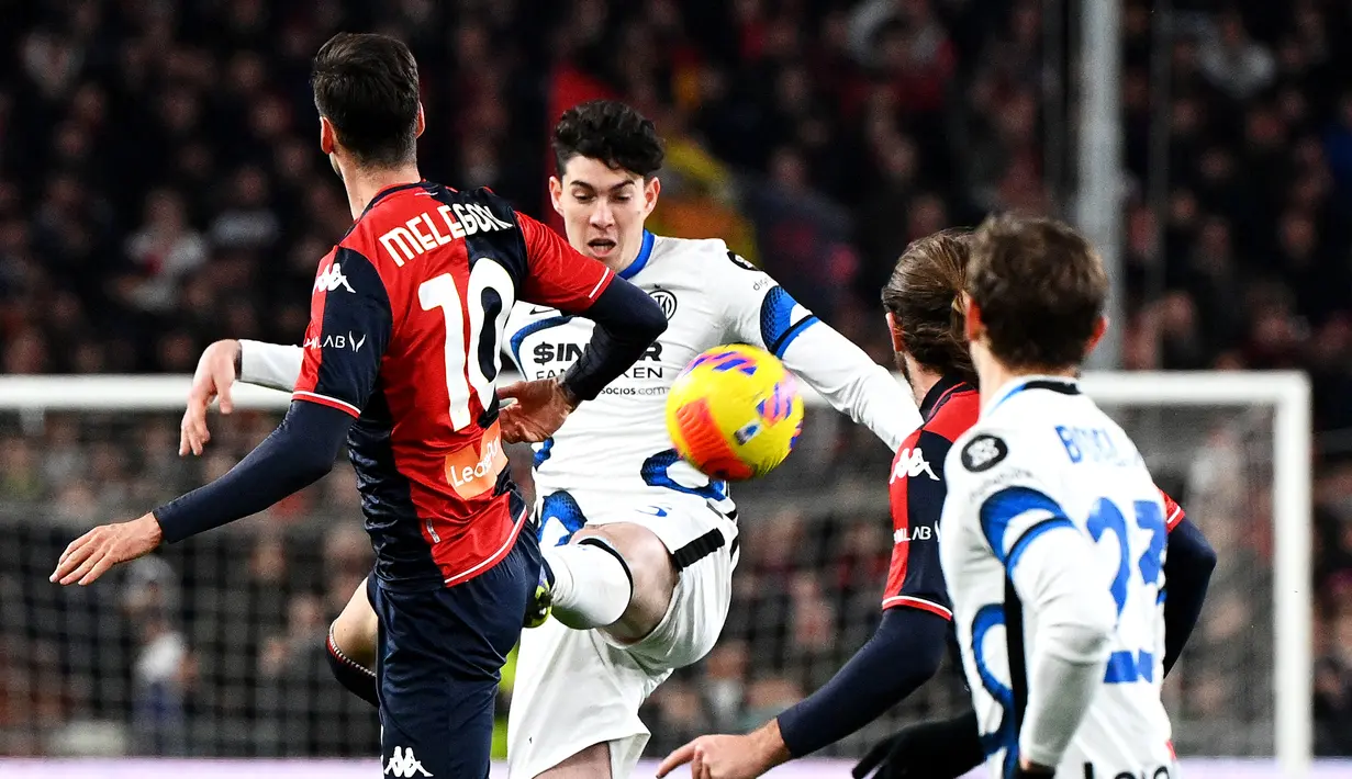 Bek Inter Milan, Alessandro Bastoni (tengah) berebut bola dengan gelandang Genoa, Filippo Melegoni (kiri) dalam pertandingan Liga Serie A Italia di Stadion The Luigi Ferraris, Genoa (26/2/2022). Inter Milan bermain imbang atas Genoa 0-0. (AFP/Vicenzo Pinto)