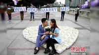 Tahu Pacarnya Hamil, Pria Ini Lamar dengan Ribuan Popok