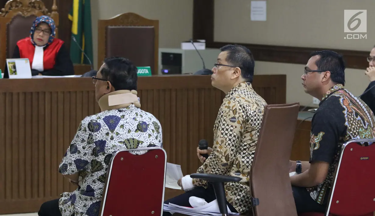 Terdakwa dugaan suap fungsi pengawasan anggota DPRD Kalimantan Tengah, Edy Saputra Suradja, Willy Agung dan Teguh Dudy Syamsuri Zaldy (kiri ke kanan) usai sidang lanjutan di Pengadilan Tipikor, Jakarta, Rabu (13/2). (Liputan6.com/Helmi Fithriansyah)