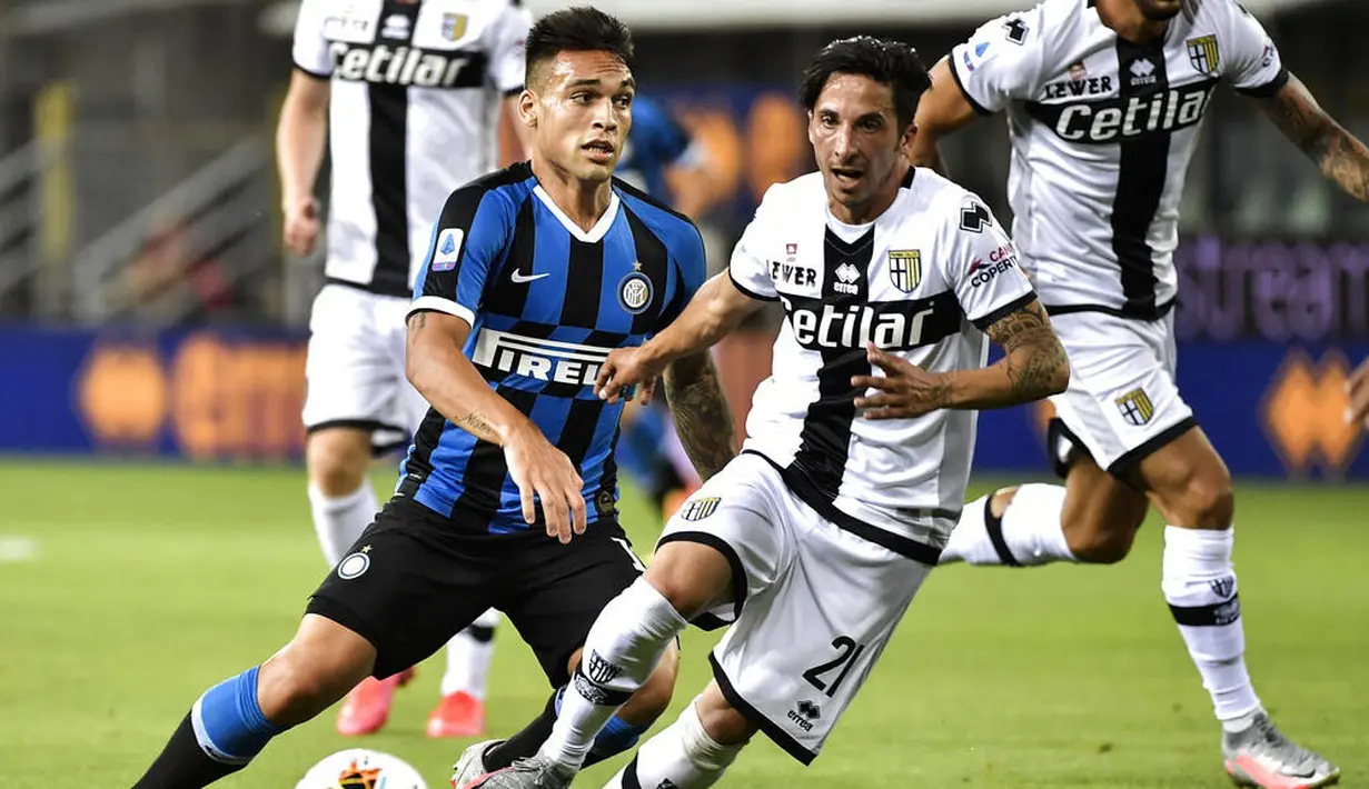 Striker Inter Milan, Lautaro Martinez, menggiring bola saat melawan Parma pada laga Serie A di Stadion Ennio Tardini, Minggu (28/6/2020). Inter Milan menang 2-1 atas Parma. (AP/Marco Alpozzi)