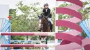 Atlet berkuda tim Equinara Horse Sports, Clarice Campbell beraksi pada nomor Show Jumping 50-70 cm saat ajang Solidarity Equestrian Challange 2022 yang berlangsung di Jakarta International Equestrian Park, Jakarta Timur, Minggu (30/01/2022). (Bola.com/Bagaskara Lazuardi)
