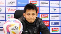 Pemain Persija Jakarta, Witan Sulaeman, saat hadir sesi pre match press conference laga Persija Jakarta melawan Bali United di Jakarta International Stadium pada Jumat (09/05/2025). (Bola.com/Abdul Aziz)