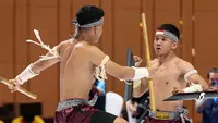 Atlet Kun Bokator putra Indonesia, Gema Nur Arifin dan Yazid Hanifam Kurniawan, bertanding dalam nomor Men's Duo Group Performance Kun Bokator SEA Games 2023 di Chrouy Changvar Convention Center, Phnom Penh, Kamboja, Senin (8/5/2023). (Bola.com/Abdul Aziz)