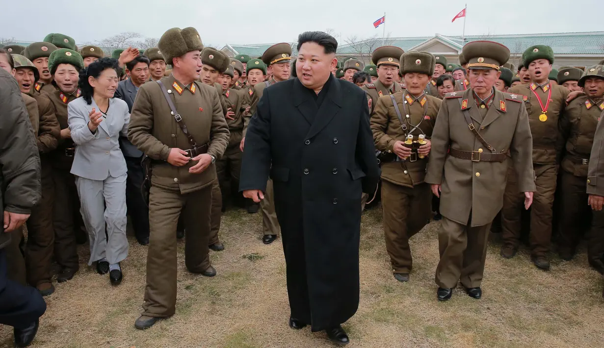 Pemimpin Korea Utara Kim Jong-un saat melakukan inspeksi di sebuah detasemen pertahanan di Pulau Mahap, sektor depan Korea Utara. Inspeksi Kim Jong-un ini untuk meningkatkan kesiapan tempur tentaranya. (REUTERS/KCNA)