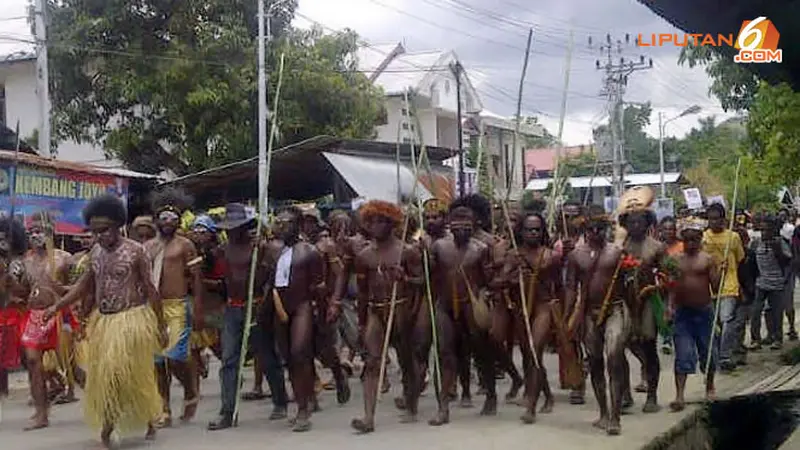 demo-adat-papua-140217c.jpg