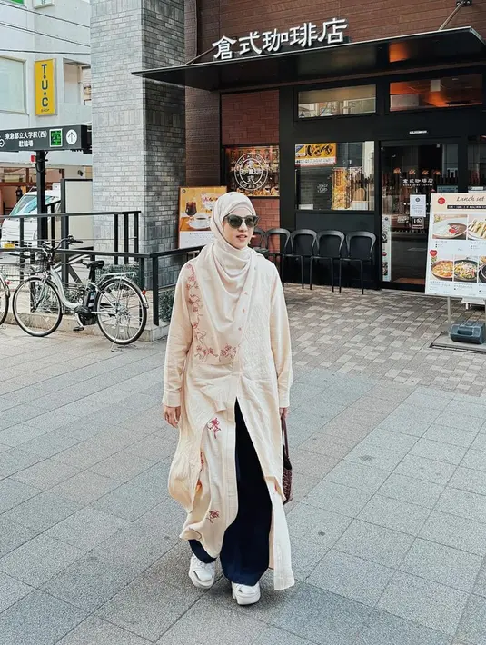 Tentu saja hal ini juga membuat penampilannya tak lepas dari sorotan netizen.  Selama berada di Jepang, wanita yang akrab disapa Acha ini terlihat tampil dengan busana muslim syari. (Liputan6.com/IG/@natasharizkynew)