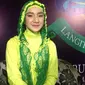 Ustad Riza Muhammad memberi peraturan, sang istri, Indri Giana boleh syuting hanya jika dengan dirinya.