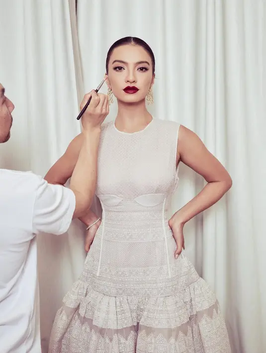 Gaun berwarna off-white dengan pattern khas dari desainer lokal ternama itu mendapat polesan riasan yang intens pada bibir dengan warna perona merah dramatis (Foto: Instagram @ralineshah)