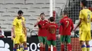 Pemain Portugal, Paulinho (kiri) merayakan gol ke-4 Portugal yang dibuatnya ke gawang Andorra dalam laga uji coba Internasional di Stadion Luz, Lisbon, Portugal, Kamis (12/11/2020) dini hari WIB. Portugal menang telak 7-0 atas Andorra. (AP Photo/Armando Franca)