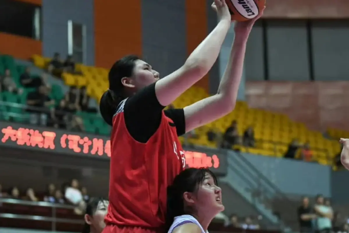 Viral Video Zhang Ziyu, Pebasket Wanita Asal China dengan Tinggi 220 Cm Kalahkan Indonesia